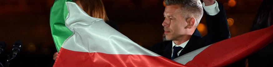 Peter Magyar mit ungarischer Flagge