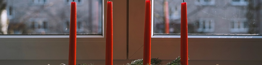 Adventkranz auf der Fensterbank