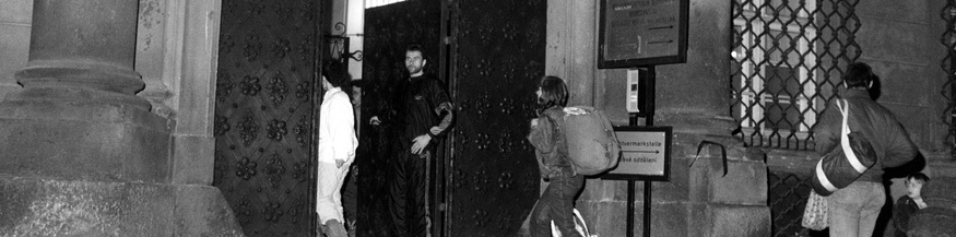 DDR-Flüchtlinge betreten die Botschadt der BRD in Prag, 1989