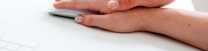 Männerhand auf einer Frauenhand