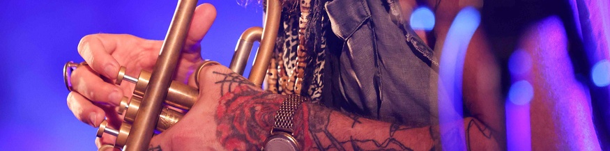 Avishai Cohen spielt Trompete