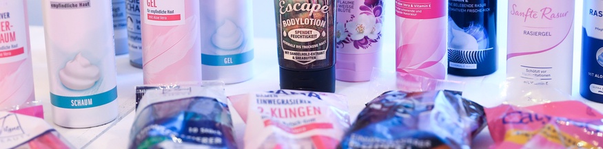 Pink Tax: Rasierschaum und Rasierer in rosa und blau