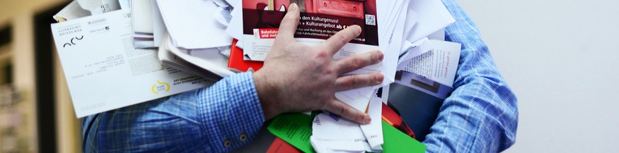 Mann trägt Altpapier