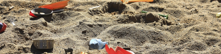 Spielzeug in der Sandkiste