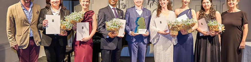 Haydn-Gesangswettbewerb in Rohrau: Dr. Michael Linsbauer, Initiator des Int. Haydn-Wettbewerbs; die 7 Gewinner:innen: Francis Ng, Laura Richter, Joseph Parrish, Bruno Meichsner, Caroline Taylor, Maria Hegele sowie Farber-Preisträgerin Julia Kurig Yazaki, Juryvorsitzende KSin Angelika Kirchschlager, 1 Hauptpreis-Gewinner Bruno Meichsner, Bruno Meichsner und Juryvorsitzende KS Angelika Kirchschlager