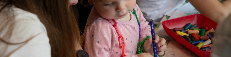 Eine Pädagogin mit Kindergartenkind.