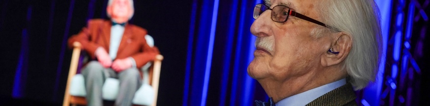 Holocaustüberlebender, im Hintergrund sein Hologramm