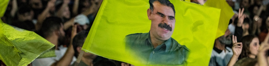 PKK-Demonstration, Flaggen mit dem Porträt von Abdullah Öcalan