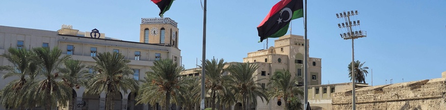 Flaggen Libyens in Tropoli