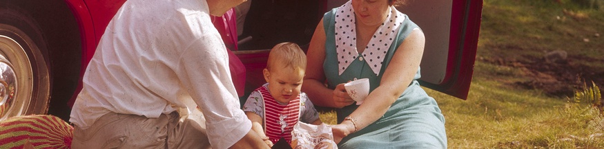 Junge Familie mit Kleinkind, 1964