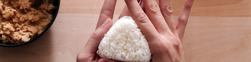 Reis wird zu einem Onigiri geformt