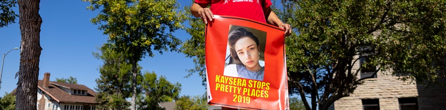 Frau mit Plakaten vermisster Indigener Frauen in den USA