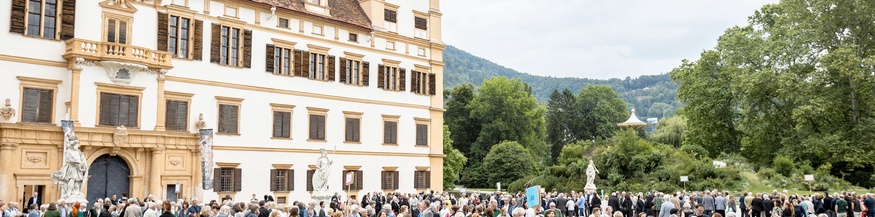 Styriarte-Publikum sammelt sich vor dem Schloss Eggenberg 