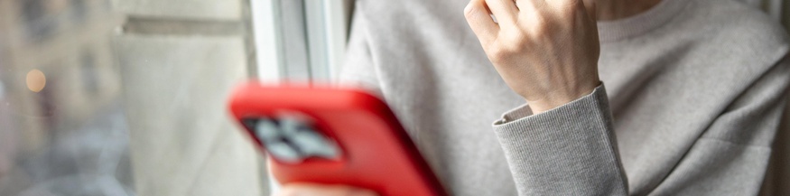 Lachende Frau  mit Smartphone