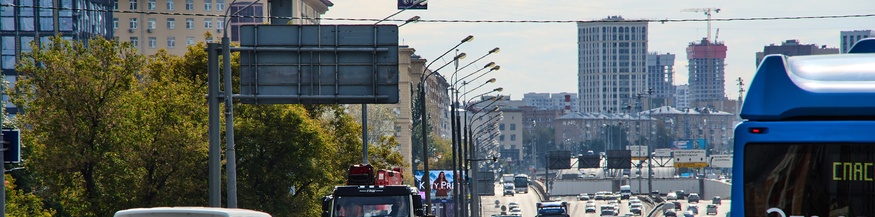 Stark befahrene Straße in Moskau und Wahlplakat 2026