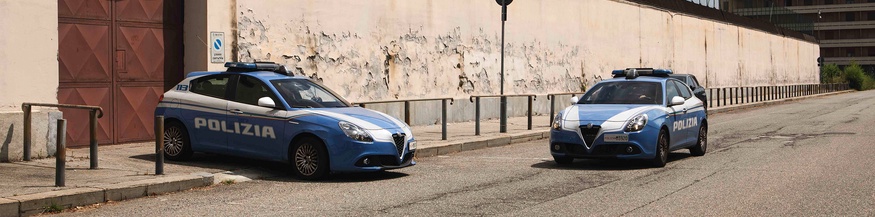Jugendstrafvollzugsinstitut Ferrante Aporti: Italienische Polizeiautos vor einem Gefängnisgebäude in Turin