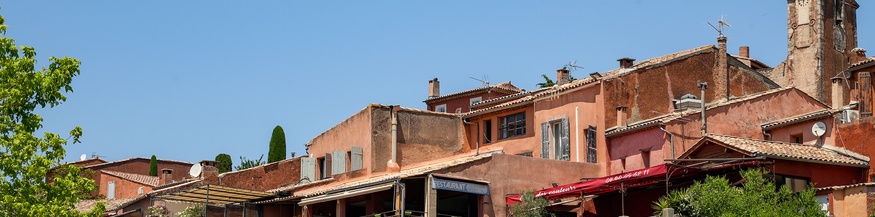 Die bunten Häuser des Dorfes Roussillon
