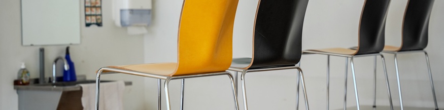 Klassenzimmer: Stühle auf den Tischen