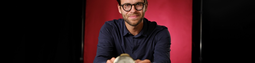 Till Köppel im Ö1 Studio mit einem Wecker