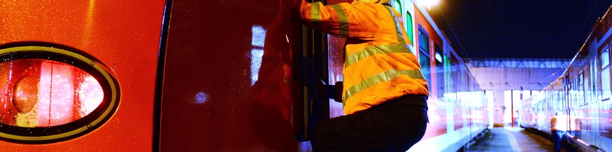 Mann bei der Nachtarbeit, Zugarbeiter