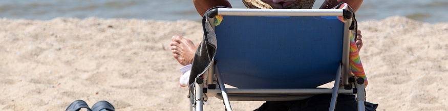 Mann in der Sonnenliege am Strand