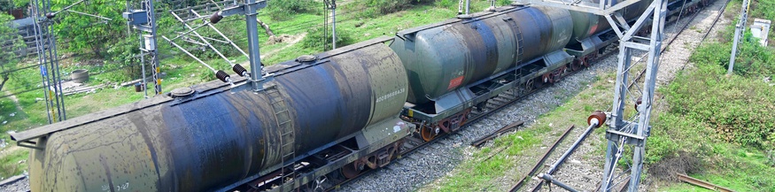 Ein Zug mit Öl-Behältern.