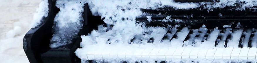 Klavier mit Schnee