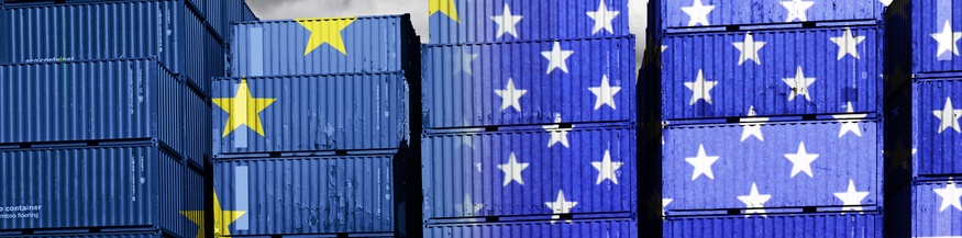 Amerikanische Flagge und EU-Sterne auf Containern