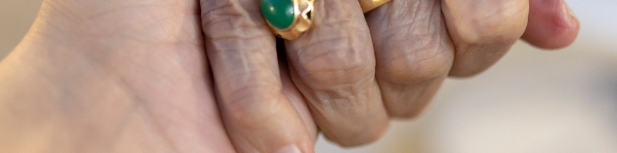 Die Hand einer alten Dame mit Ringen
