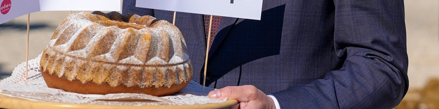 Bild: Thomas Stelzer mit Kuchen: Googlhupf