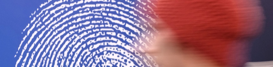 Silhouette eines Mannes vor einem überdimensionalen Fingerabdruck