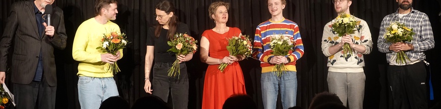 Foto aller Finalteilnehmerinnen und des Zeremonienmeisters Simon Pichler