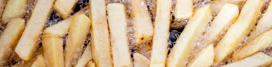 Pommes Frites in der Fritteuse