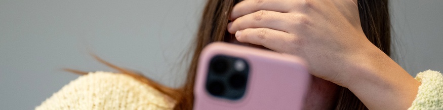 Mädchen mit einem Smartphone, Cybermobbing