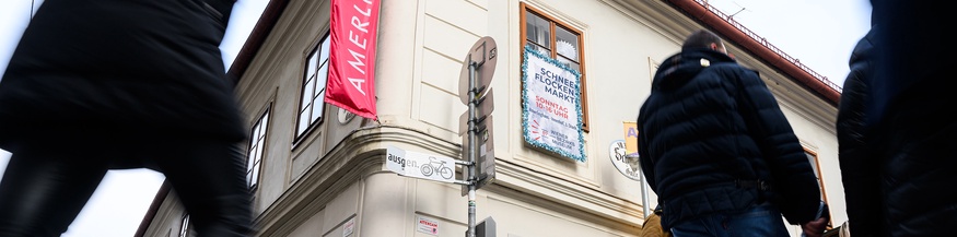 Menschen vor dem Amerlinghaus