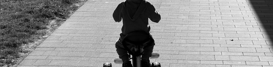 Ein Kind auf einem Dreirad