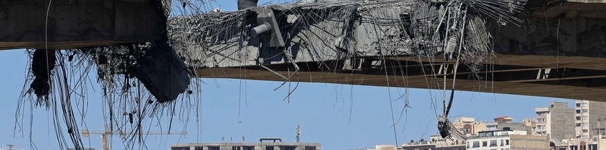 Zerstörte Brücke in der Nähe von Teheran, Iran