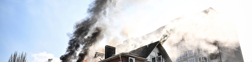 Brennender Dachstuhl nach einem russischen Dronenangriff