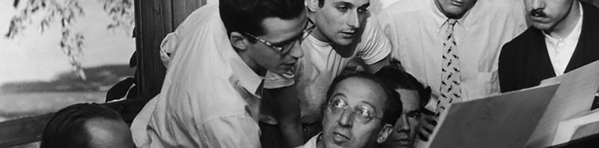 Aaron Copland am Klavier