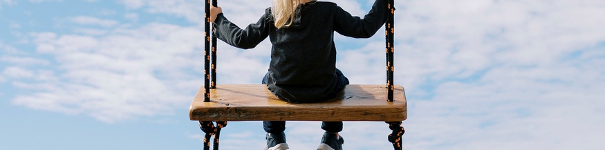 Schaukelndes Mädchen