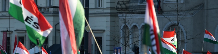 Ungarische Fahnen während einer Wahlveranstaltung