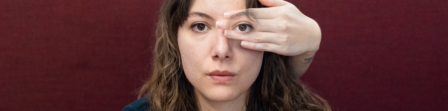 Magdalena Grunt hält sich ein Auge zu - Track 5