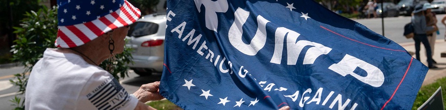 Ein Trump-Fan präsentiert ihre Trump-Fahne