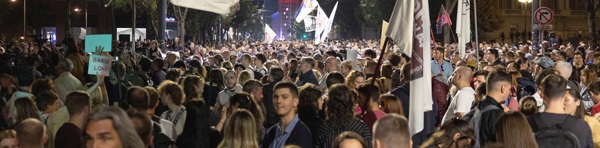Unterstützerinnen der Studentenliste in Serbien demonstrieren in Belgrad