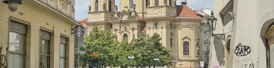 Alltagsmoment in Prag, Füßgängerinnen