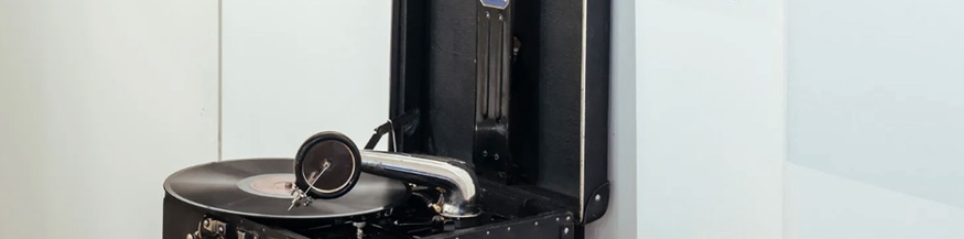 Ein Plattenspieler hängt an der Wand.