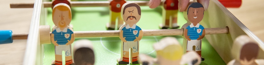 Ein Tischfussballset mit verschiedenen Hautfarben.