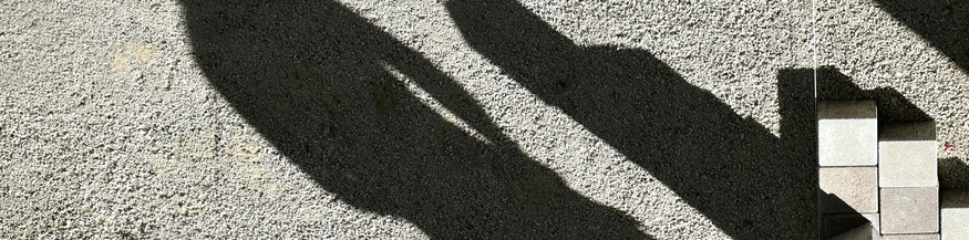 Schwarzarbeit, Themenbild, Schatten mit Bausteinen