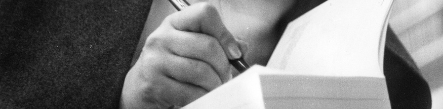 Ingeborg Bachmann schreibt in ein Buch