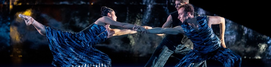 Im Bild: Hyo-Jung Kang, Marcos Menha und Davide Dato in Martin Schläpfers Ballett „Die Jahreszeiten“